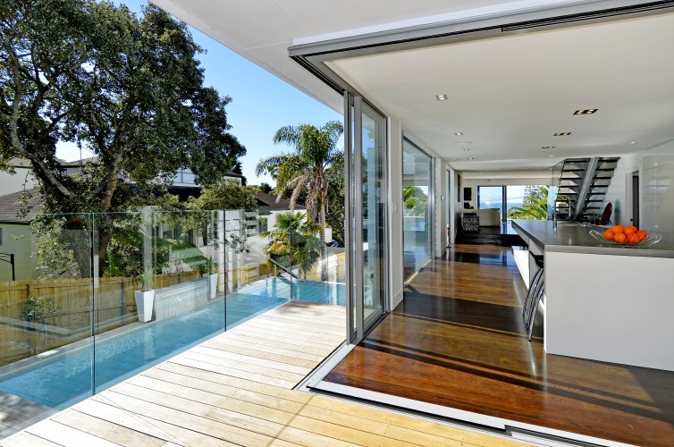 Kitchen corner-parting sliding door
