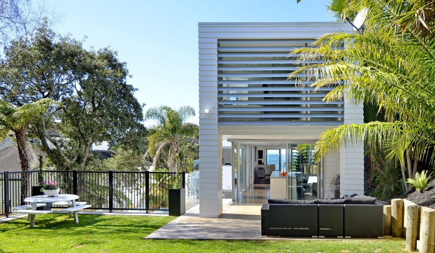 Alfresco dining with view corridor through the house to the sea